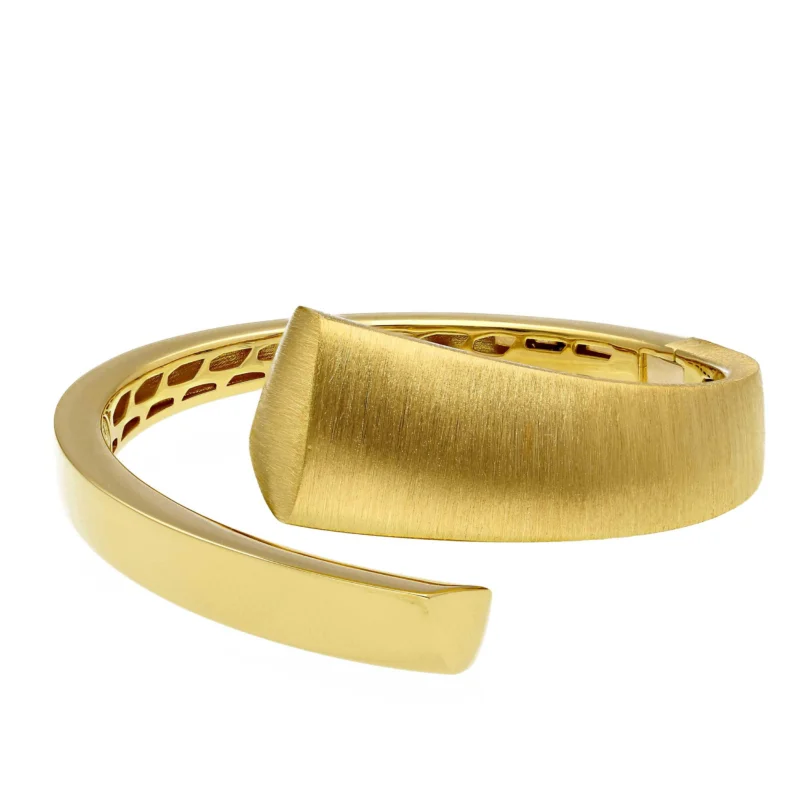 exklusiver-armreif-aus-18-karat-gold-contrari-design