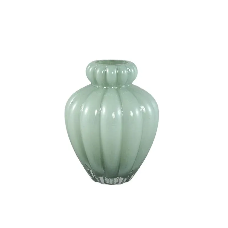 Vase – Gerippte Struktur, Milchglas Material, Grün, Kleiner Rand, S – Syamer | PTMD