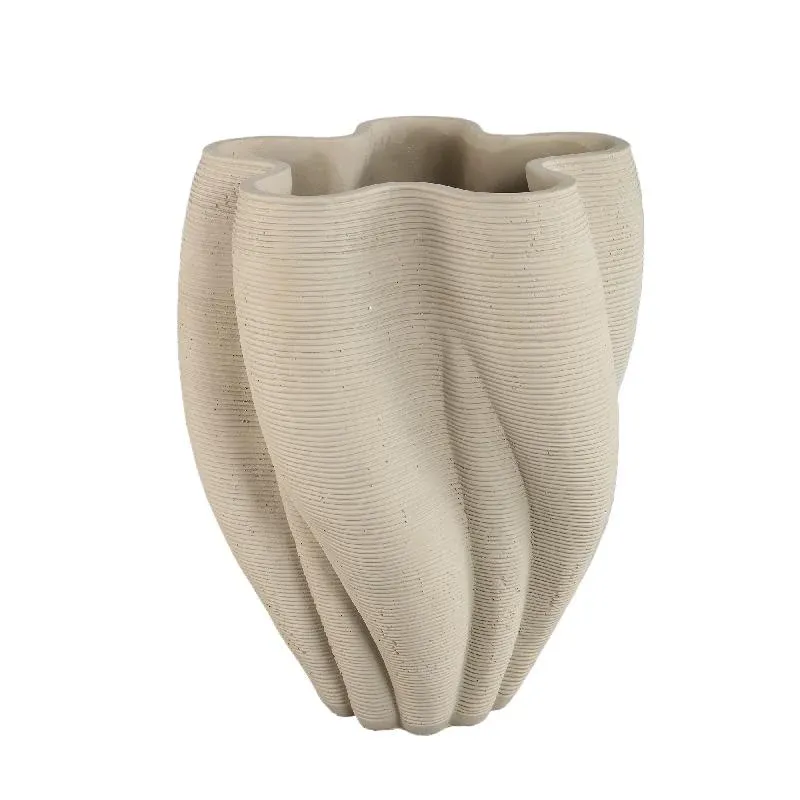 Vase – Beige Farbe, Wellen Rillen Design, Zement Material, L – Hastin | PTMD