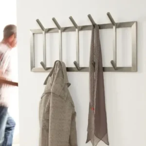 Wandgarderobe IMMO 5 mit fünf Haken in Edelstahl, an denen Textilien hängen, Gesamtansicht.