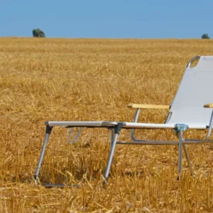 Sonnenliege Amigo 40 Plus mit Armlehne in Weiß und silbernem Aluminium-Gestell, Gesamtansicht.