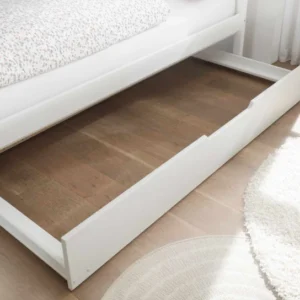 Schublade für Universal Tandemliege für Kinderbetten in Weiß, ausgezogen unter einem Kinderbett mit Holzboden.