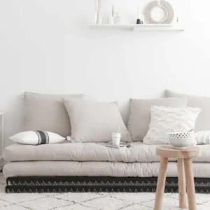 Gesamtansicht des Sofas CHICO mit beigefarbenem Polster und aufgeklappten Tatami-Matten.