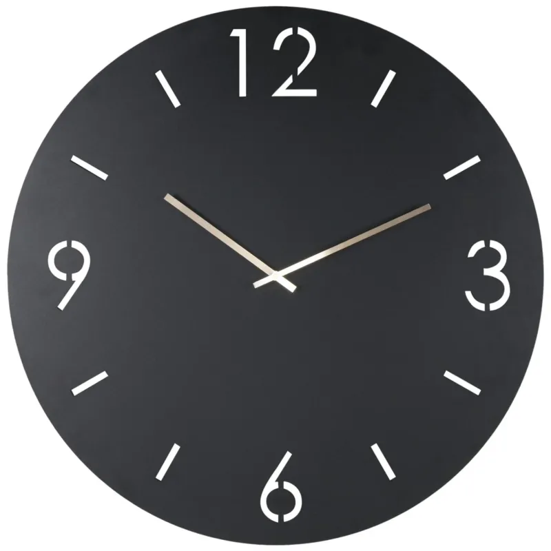 Spinder TIME Ø 60 mit schwarzem Zifferblatt, weißen Zahlen und Stundenstrichen sowie metallischen Zeigern in Frontansicht.