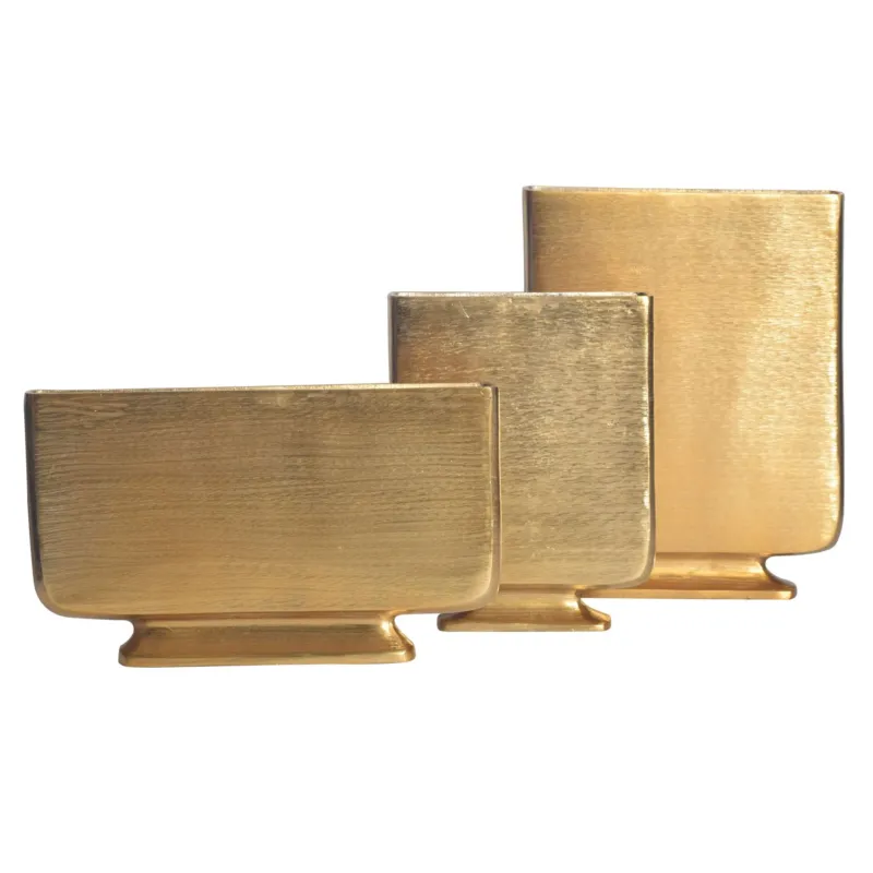 Gesamtansicht des Vase 3er Set Aluminium Gold Modern Eckig Handgefertigt mit drei aufsteigend angeordneten goldenen Vasen rechteckiger Form.
