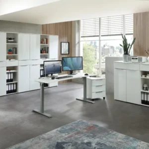 Büromöbel-Set SANTORIN IV Weiß & weißes Glas in kompletter Raumansicht mit Eckschrank, Schreibtisch und Sideboard.