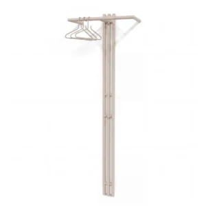 Design Garderobe SENZA 5 Silky Taupe in Gesamtansicht mit horizontaler Stange und drei Kleiderbügeln an der Wand montiert.
