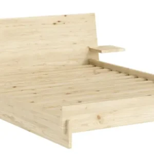 Massivholzbett LATCH Raw Kiefer natur in Gesamtansicht mit hochstehendem Kopfteil und seitlichen Nachttischen.