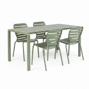 Gartenmöbel-Set Vondel mit rechteckigem Aluminiumtisch und vier Stühlen mit horizontalen Lamellen in Grün, Gesamtansicht.
