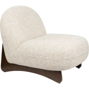 Loungesessel Loom Beige mit geschwungenem Eschenholz-Gestell in Seitenansicht.