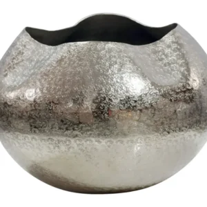 Wohnling Dekovase Handmade rund, Tischvase Aluminium 30cm Silber, Gesamtansicht mit gewelltem Rand von vorne.