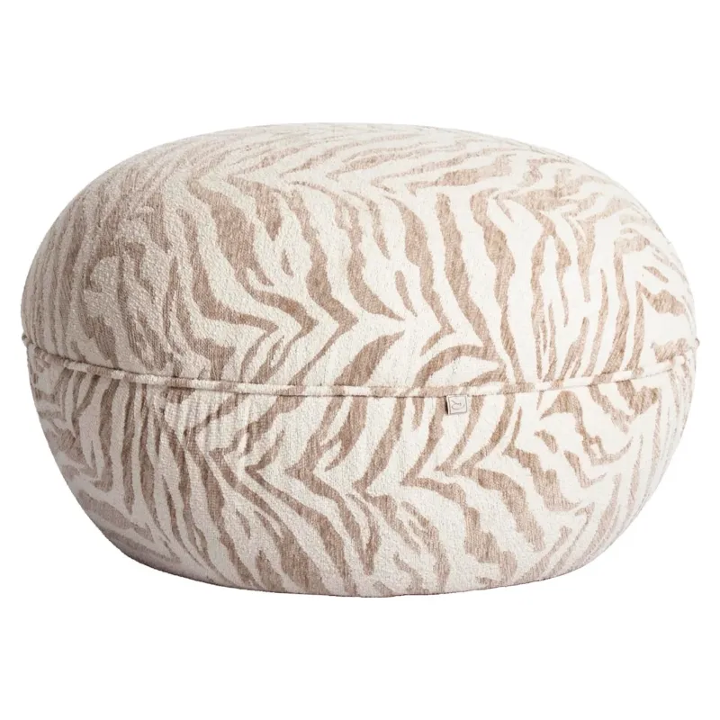 Hocker Jace beige tiger in Gesamtansicht mit beigem Tigermuster und abgerundeter Polsterform.