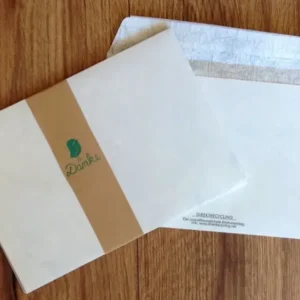 Upcycling-Versandtaschen in der Größe C5 mit Landkarte innen - erhältlich bei Polly Paper, umweltfreundlicher Bürobedarf in Berlin-Mitte