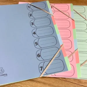 Ordnungsmappe in 3 Pastellfarben, rosa, hellgrün und hellblau. 7 Fächer mit farbigen Reitern. Eckspanner-Verschluss. Erhältlich bei Polly Paper - Bürobedarf in Berlin-Mitte