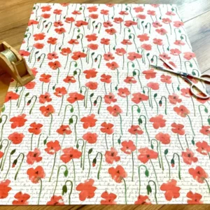 Geschenkpapierbogen mit roten Mohnblumen