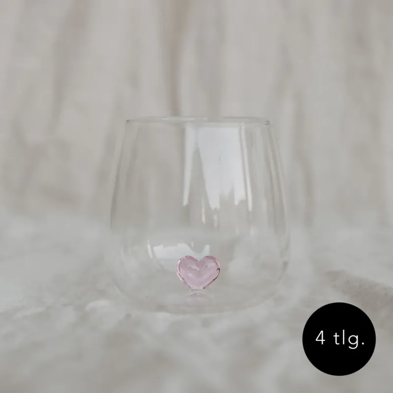 Trinkglas Herzfigur mit rosa Herz im Boden, liebevoll designt von Eulenschnitt – stilvolles Trinkglas auf hellem Stoff fotografiert.