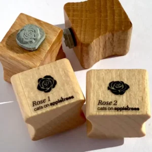 Kleine Holzstempel mit Rosenmotiv