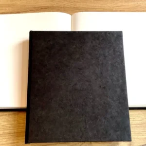 Schwarzes Kondolenzbuch mit Blankoseiten innen
