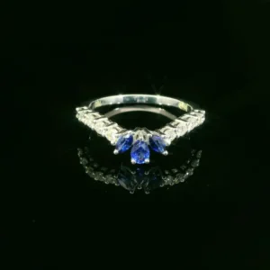 Zeitlose Eleganz in Weissgold – Ring mit Diamanten und Saphiren - MYZ0000001
